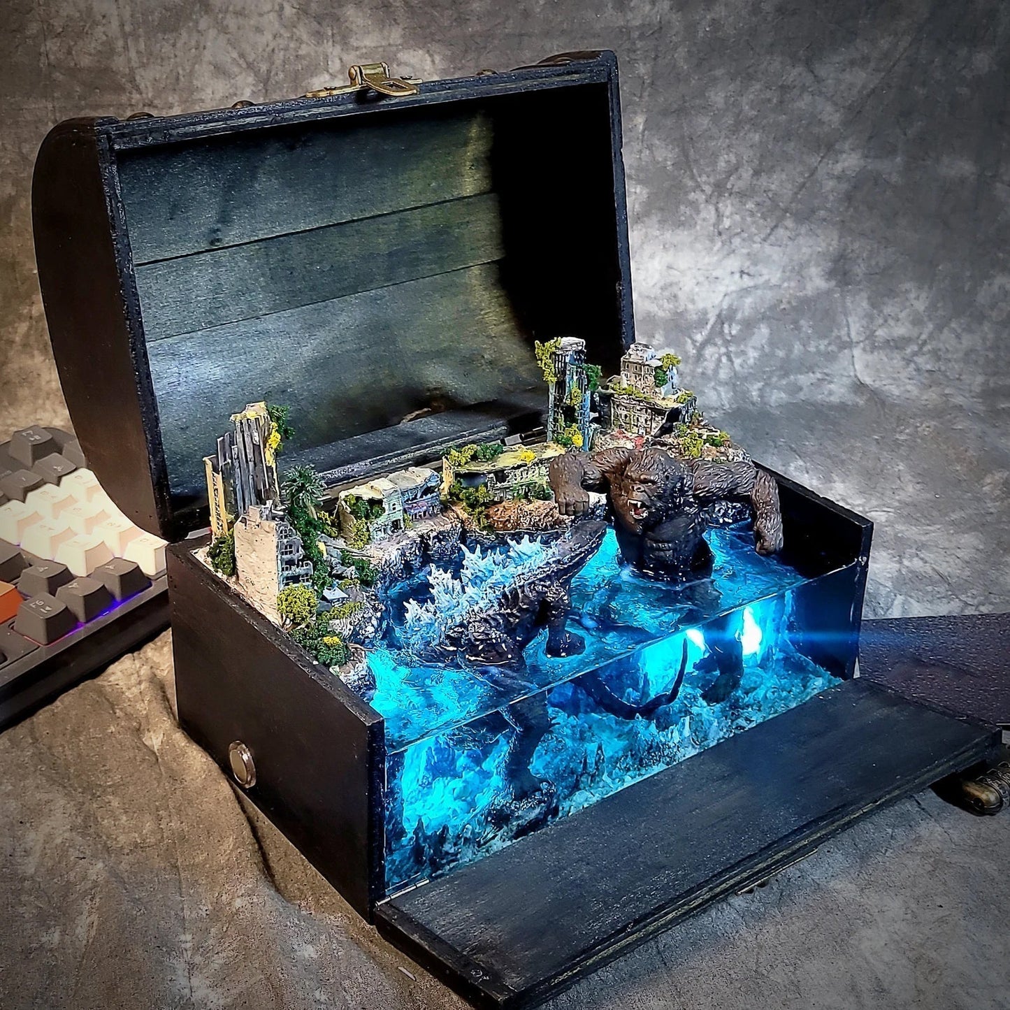 Godzilla vs Kong Monsters Battle Beach Abandoned City Diorama Treasure Mistery Box Gift Epoxy Resin - ArtFIGU
