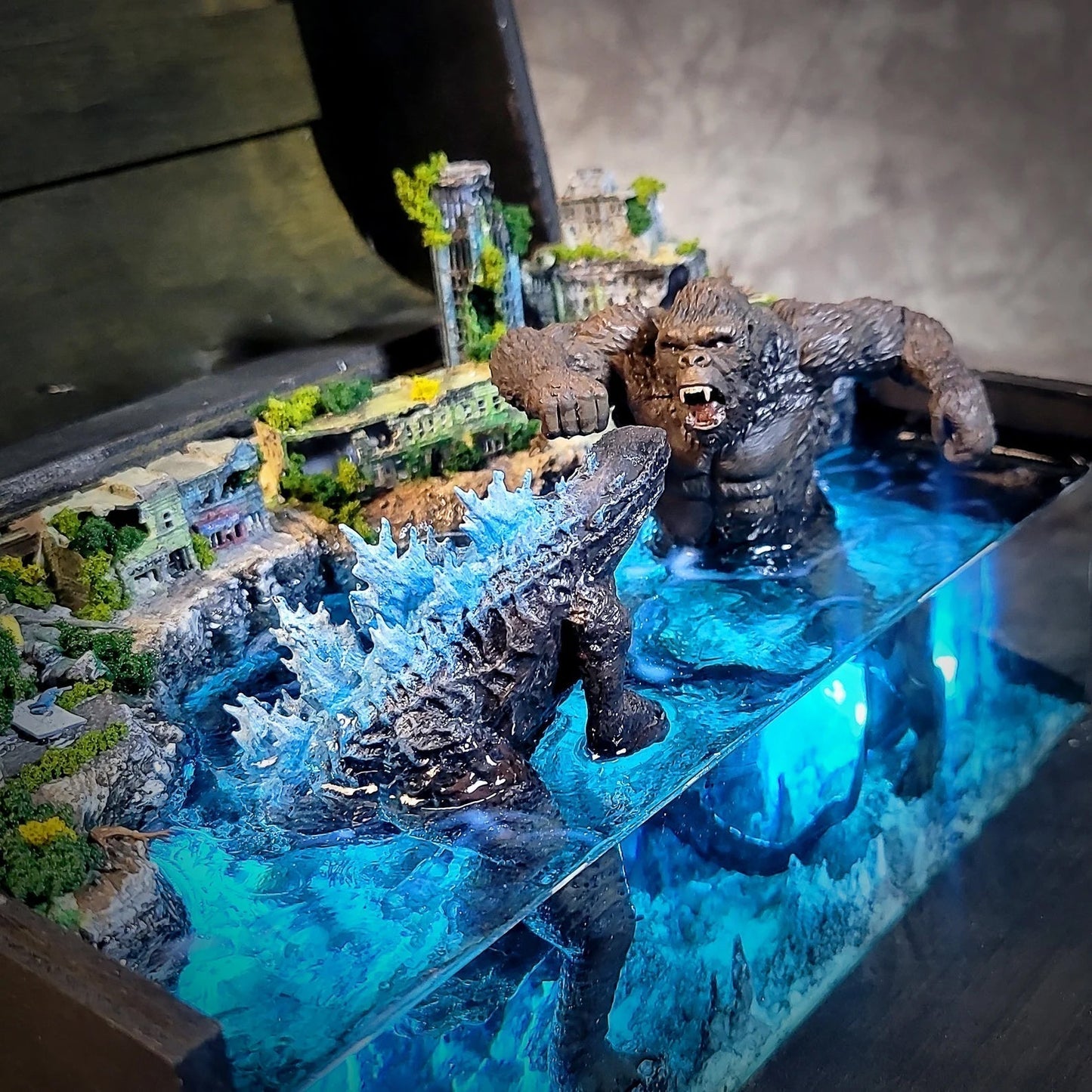 Godzilla vs Kong Monsters Battle Beach Abandoned City Diorama Treasure Mistery Box Gift Epoxy Resin - ArtFIGU