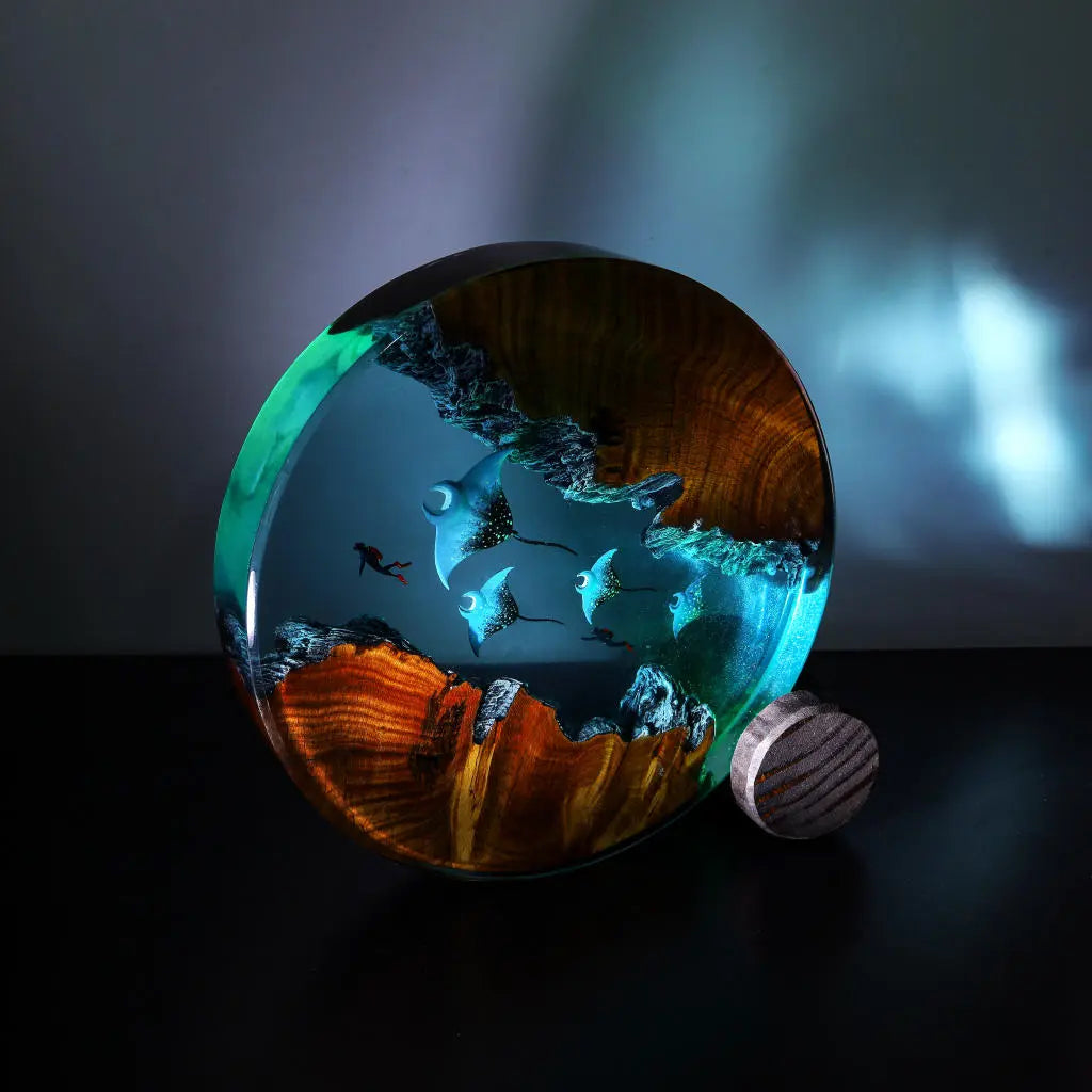 Divers Manta Rays Undersea Ocean Diorama Epoxy Resin Lamp, Night Light - ArtFIGU