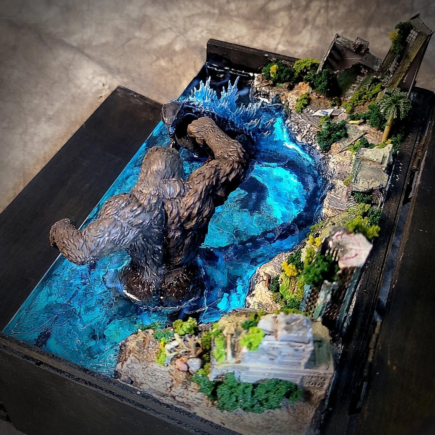 Godzilla vs Kong Monsters Battle Beach Abandoned City Diorama Treasure Mistery Box Gift Epoxy Resin - ArtFIGU