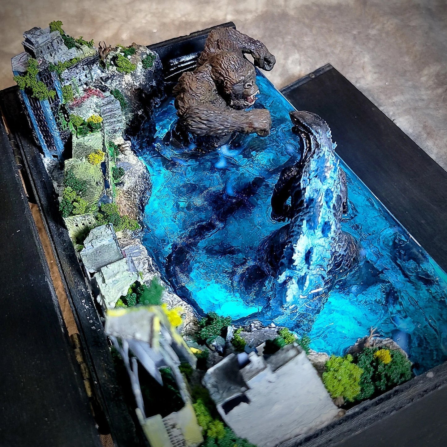 Godzilla vs Kong Monsters Battle Beach Abandoned City Diorama Treasure Mistery Box Gift Epoxy Resin - ArtFIGU