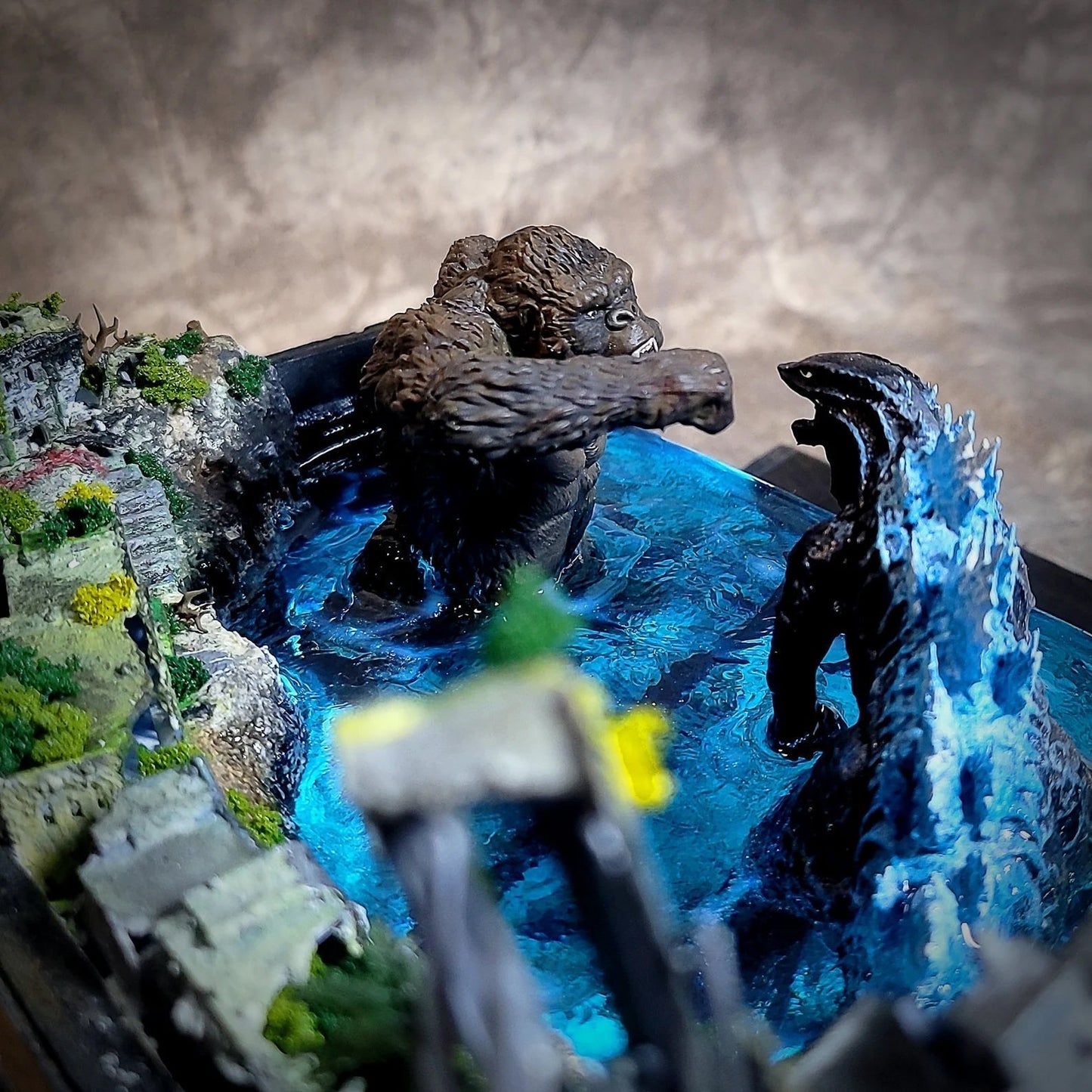 Godzilla vs Kong Monsters Battle Beach Abandoned City Diorama Treasure Mistery Box Gift Epoxy Resin - ArtFIGU