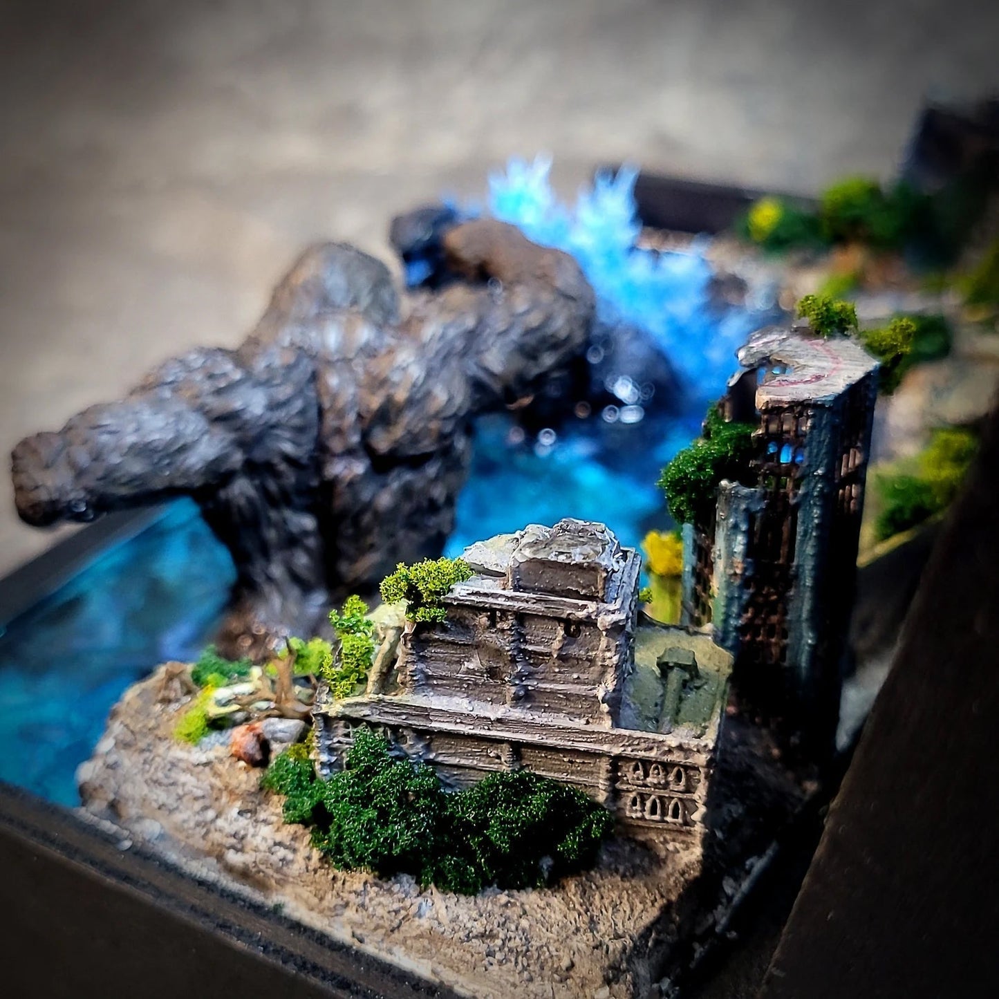 Godzilla vs Kong Monsters Battle Beach Abandoned City Diorama Treasure Mistery Box Gift Epoxy Resin - ArtFIGU