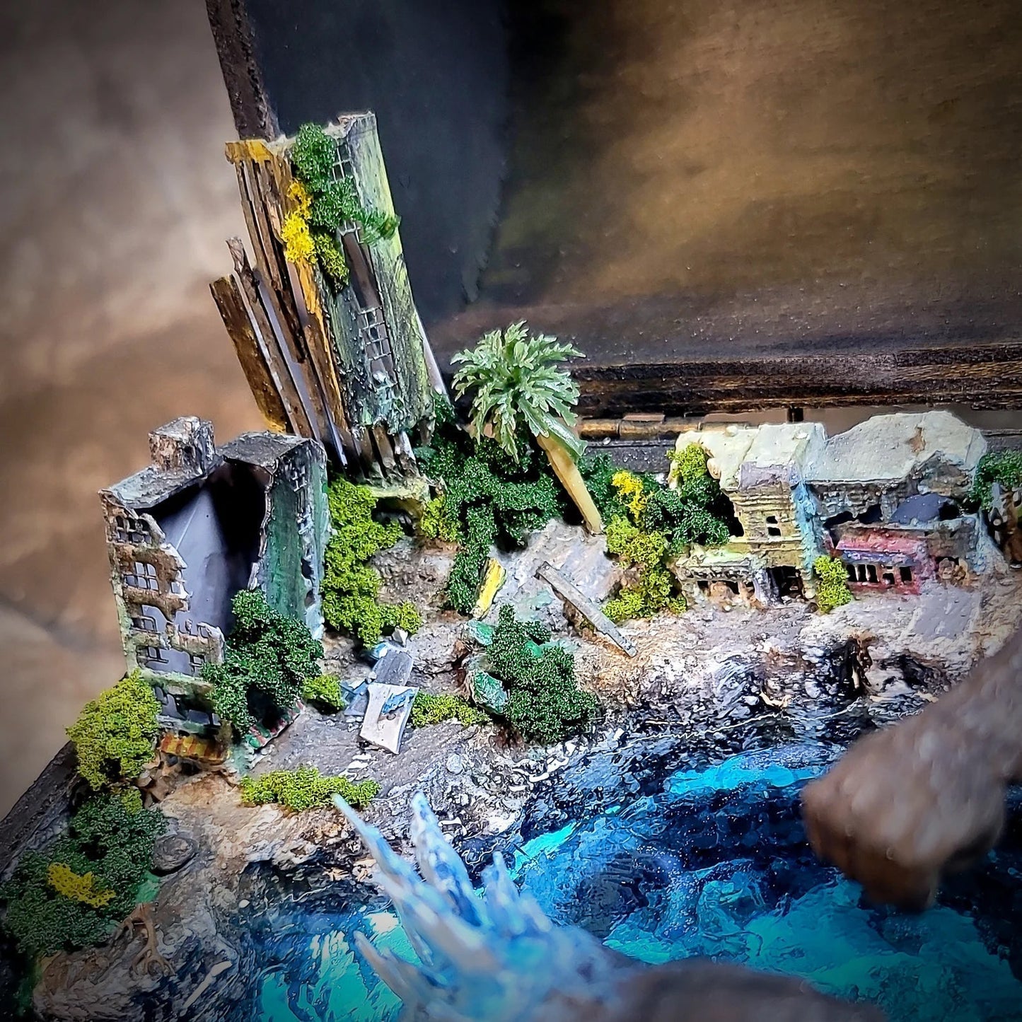 Godzilla vs Kong Monsters Battle Beach Abandoned City Diorama Treasure Mistery Box Gift Epoxy Resin - ArtFIGU