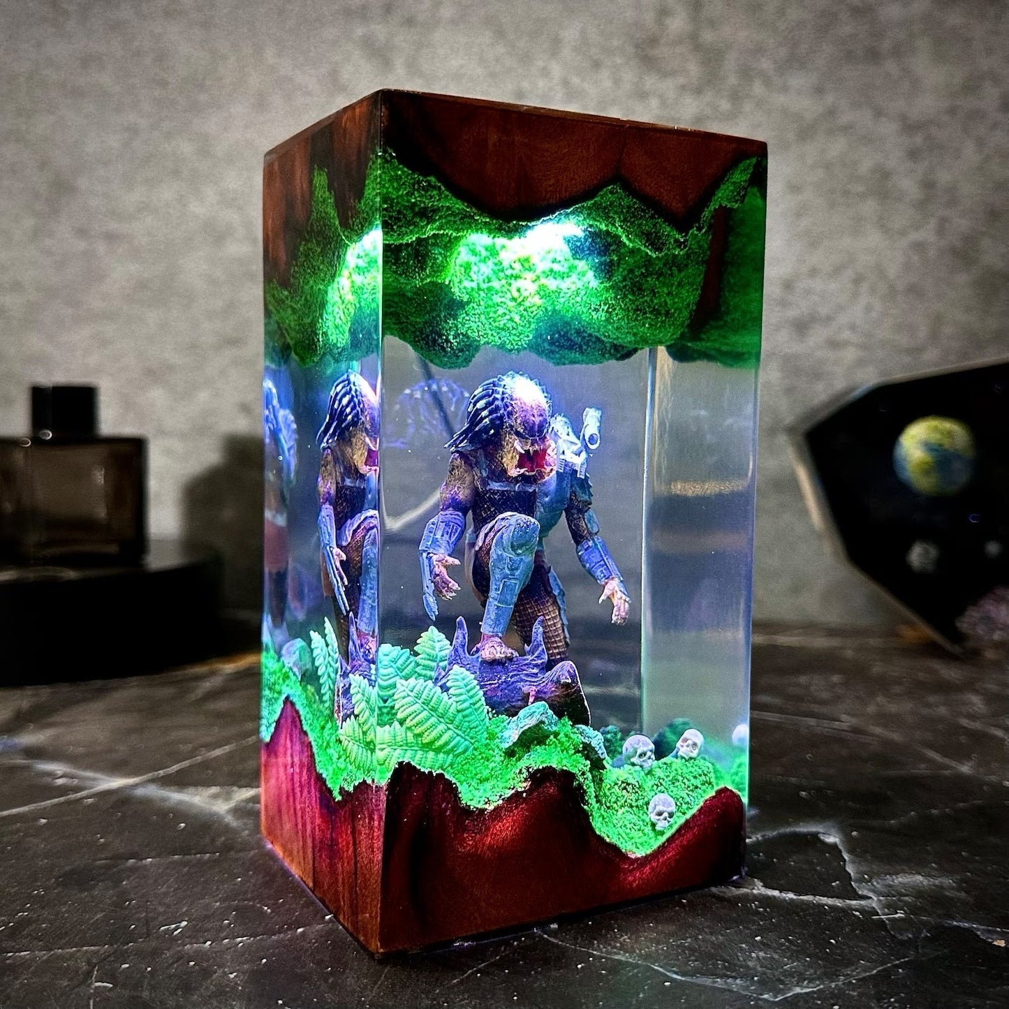 Predator Xenomorph Alien Space Monster Epoxy Resin Lamp - ArtFIGU