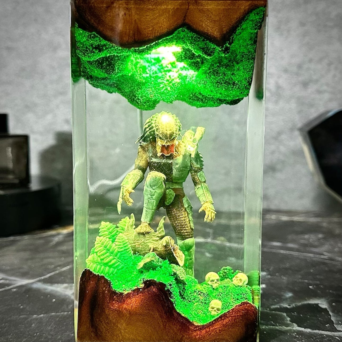 Predator Xenomorph Alien Space Monster Epoxy Resin Lamp - ArtFIGU