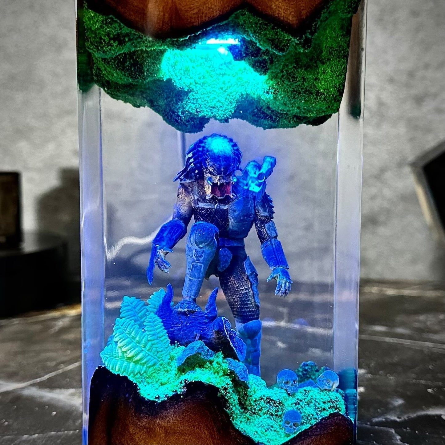 Predator Xenomorph Alien Space Monster Epoxy Resin Lamp - ArtFIGU
