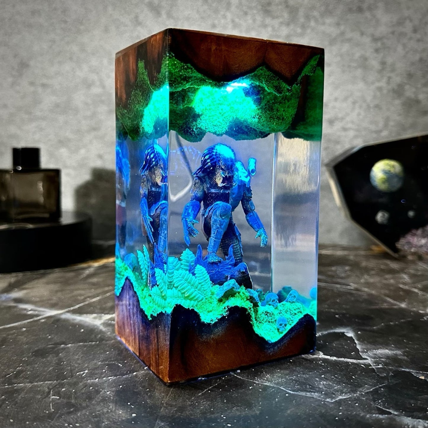 Predator Xenomorph Alien Space Monster Epoxy Resin Lamp - ArtFIGU