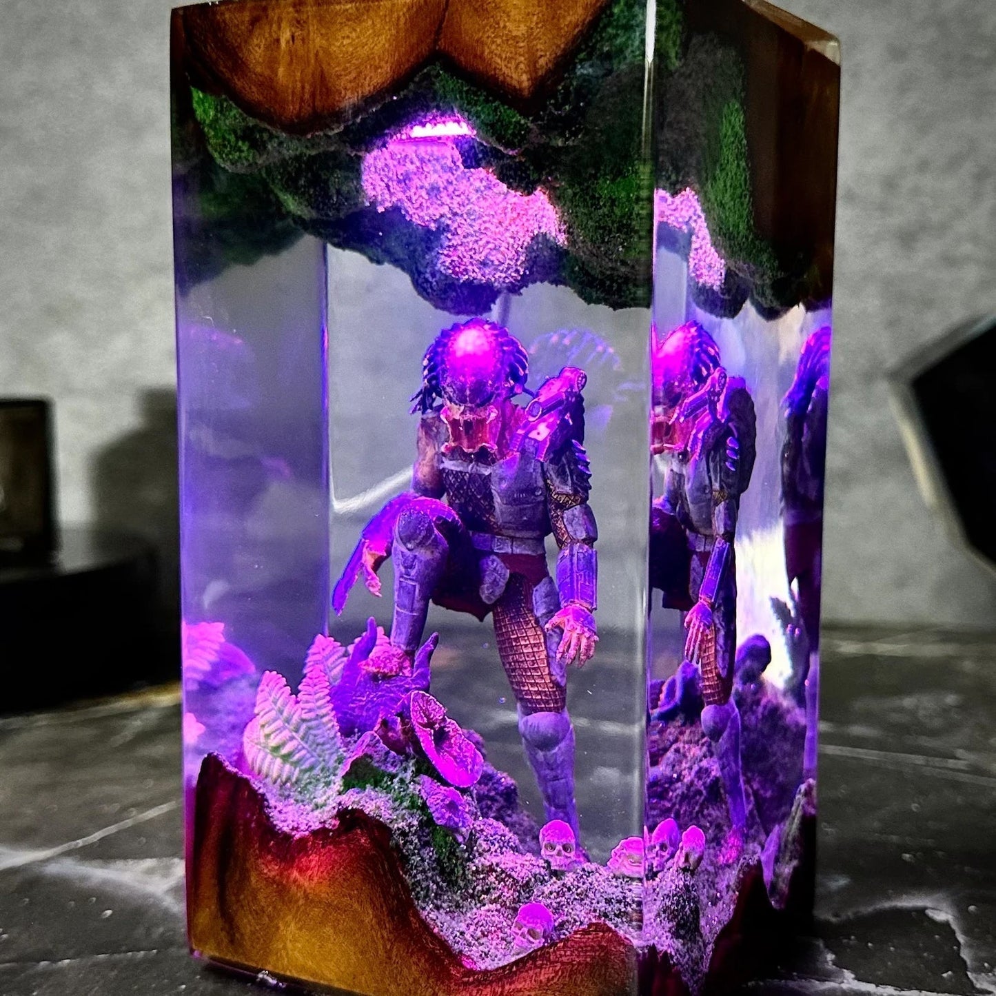 Predator Xenomorph Alien Space Monster Epoxy Resin Lamp - ArtFIGU