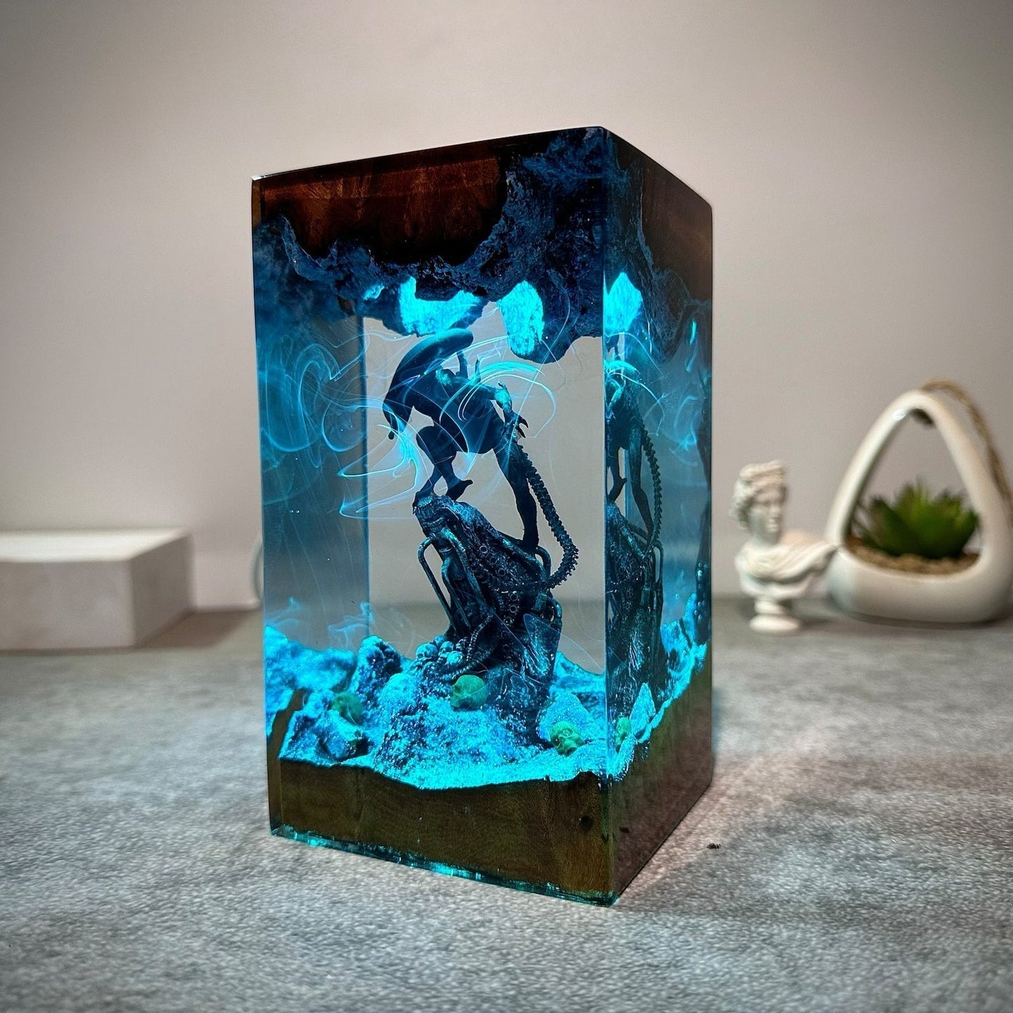 Predator Xenomorph Alien Space Monster Epoxy Resin Lamp - ArtFIGU