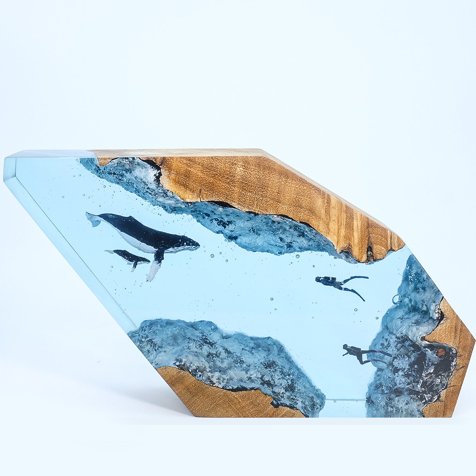 Humpback Whale & Divers - High Quality Epoxy Resin Lamp - ArtFIGU