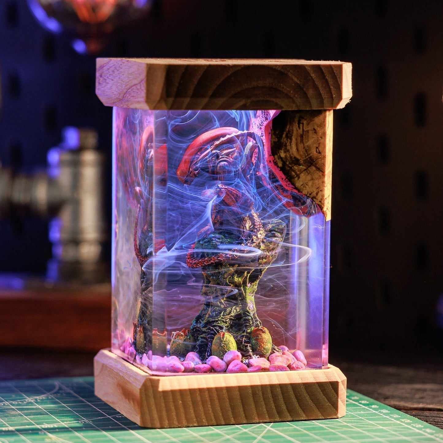 Predator Xenomorph Alien Space Monster Epoxy Resin Lamp