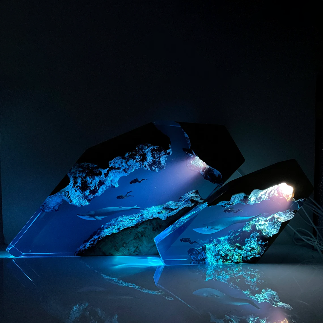 Blue Whale & Divers - High Quality Epoxy Resin Lamp - ArtFIGU