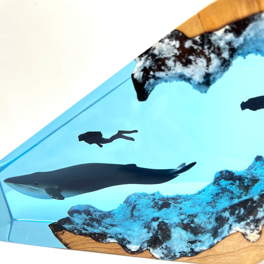 Blue Whale & Divers - High Quality Epoxy Resin Lamp - ArtFIGU