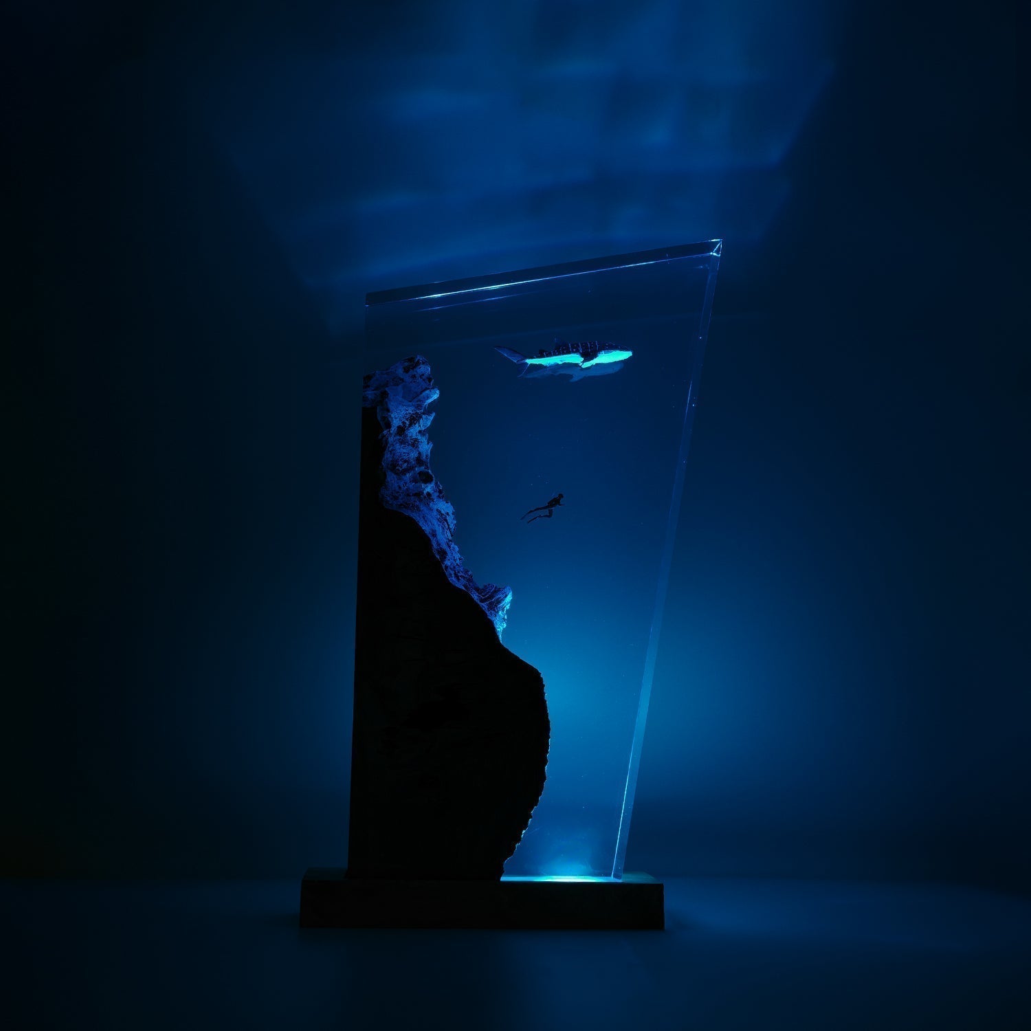 Whale Shark & Diver - High Quality Epoxy Resin Lamp - ArtFIGU