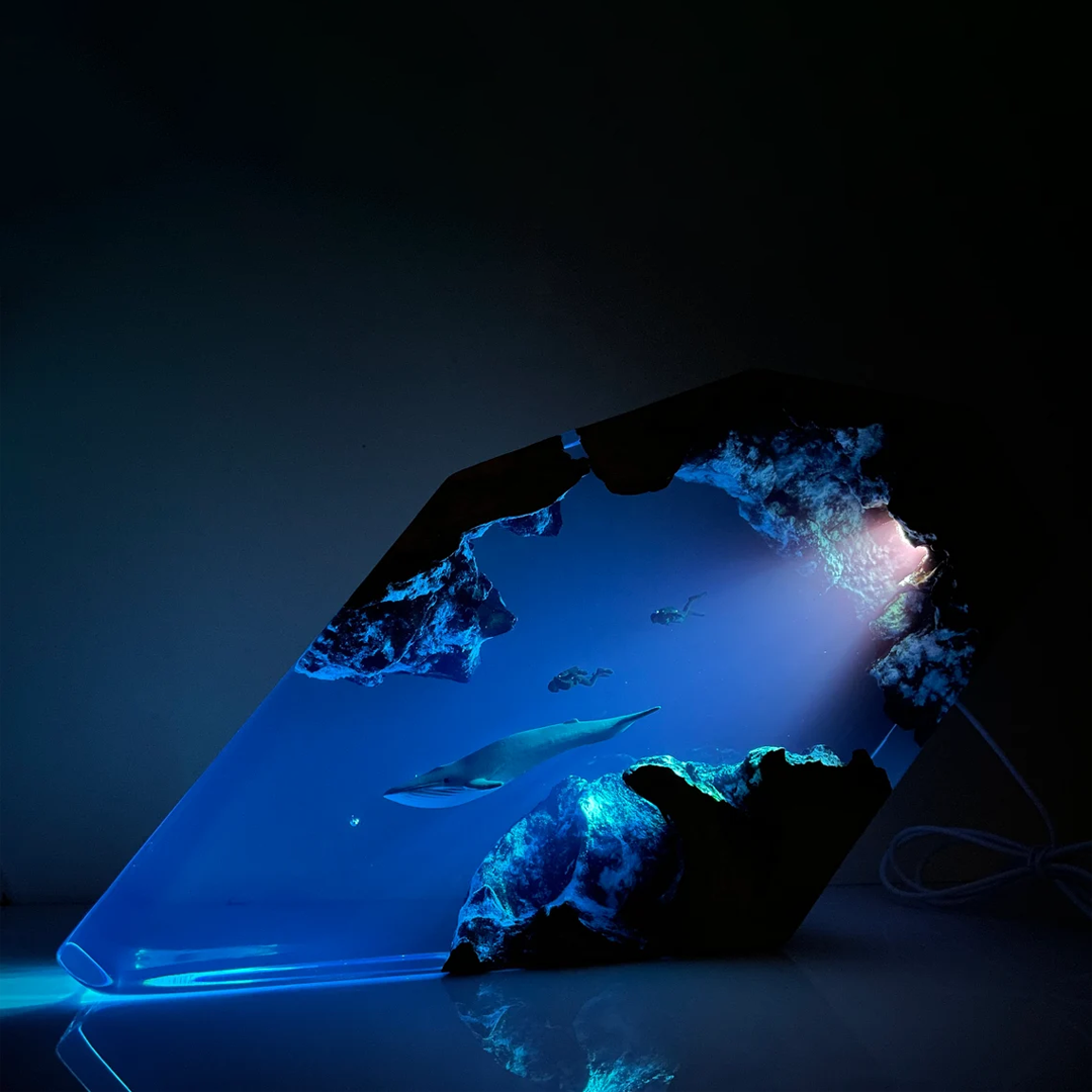 Blue Whale & Divers - High Quality Epoxy Resin Lamp - ArtFIGU