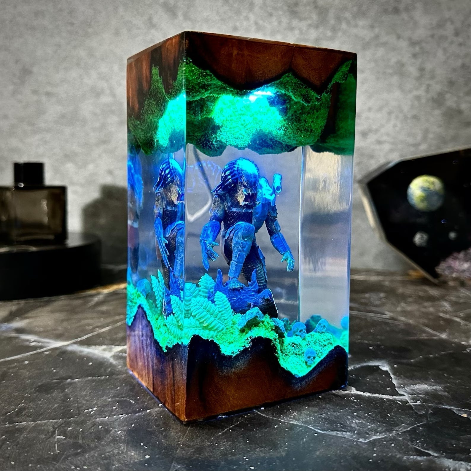 Predator Xenomorph Alien Space Monster Epoxy Resin Lamp - ArtFIGU