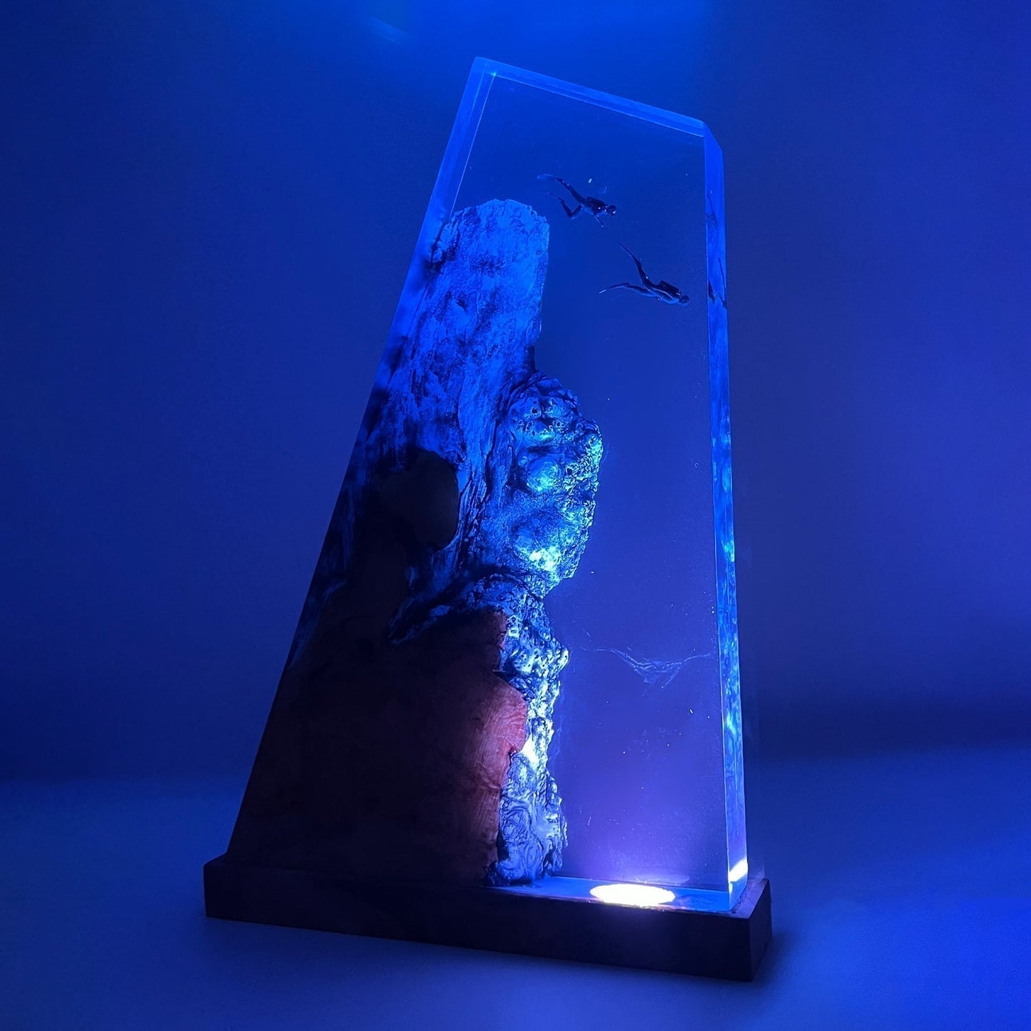 Divers Explore Undersea - High Quality Epoxy Resin Lamp - ArtFIGU